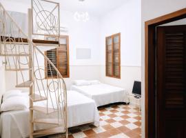 Two Story Unique Stay, Hotel in Tela
