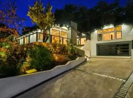 Freshly Built Near Universal Studios and Hollywood - Private Garage and Driveway Parking Near Sofi Stadium