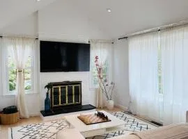 Walk to Beach! Hamptons Cottage with Hot Tub & Pool