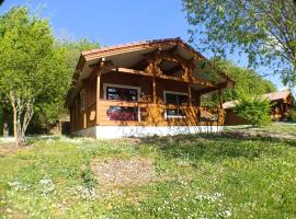 Chalet en forêt Piscine Aire de jeux Draps – hotel w mieście Mauroux