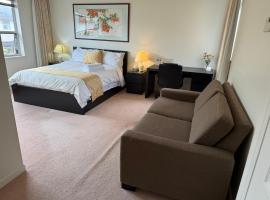 As You Wish Suites & Rooms Near YVR with Parking, khách sạn ở Richmond