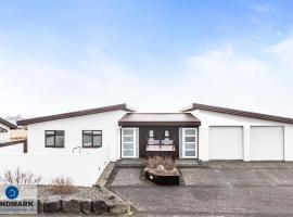 Peaceful Villa with Ocean View - Entire Home -Near KEF Airport โรงแรมในNjarðvík