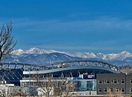 Luxury Home with Rooftop City and Mountain Views Includes Huge Rooftop Patio with Daybed and Firepit, hotel en Denver