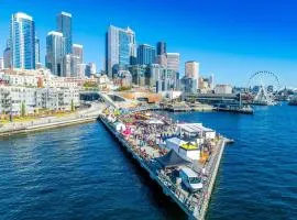 Luxury Waterfront View, Free Garage Parking & Excellent Location