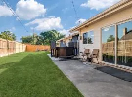 Pet Friendly Home with Hot Tub - Sleeps 8