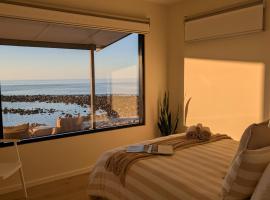 Stones Throw: Beachfront Escape at Stokes Bay KI, hotel a Stokes Bay