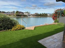 Private Lakefront Retreat in West Lakes, Hotel in Adelaide