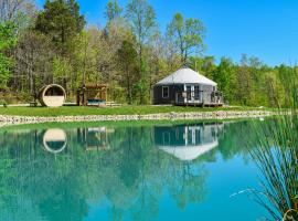 Secluded Waterfront Yurt with Wood-Fired Sauna near French Lick, hotel a French Lick