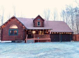 Secluded Poconos Log Cabin - Hot tub, Fire Pit, Game Room, hotel a Newfoundland