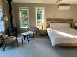 Five Gables B&B, hotel u gradu Qualicum Beach