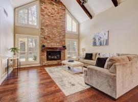 Spacious 4BR Home with Game Room near Woodlands, khách sạn ở Tomball