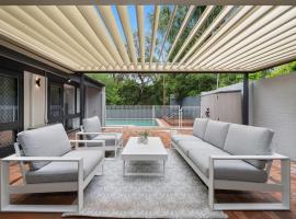 Tranquil bush resort house - pool & fire pit، فندق في Pymble