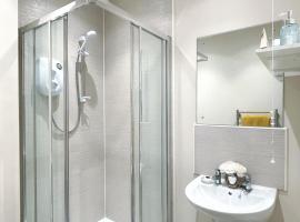 2 Bedroom Cosy Home with Hot Tub Newport South Wales, hotelli kohteessa Newport
