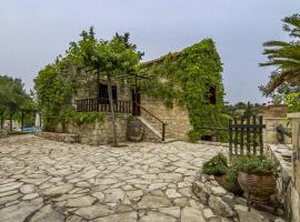 Manoli's House, hotel con piscina a Douliana