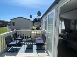 Golden Dunes Retreat, Dog-Friendly Stay at Par Sands Holiday Park, Cornwall, hotel sa Par