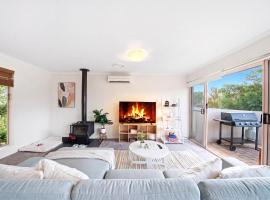 3BR Beach House Near Hobart BBQ Firepit Parking, Hotel in Seven Mile Beach