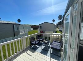 Viesnīca Golden Dunes Retreat, Dog-Friendly Stay at Par Sands Holiday Park, Cornwall pilsētā Pāra