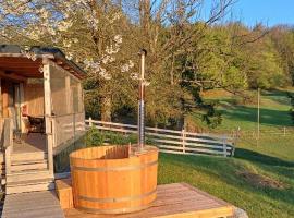 Nature Getaway with Wooden Soaking Hot Tub, hotel en Nova Vas