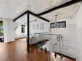 Sunlit 3-Bed Coastal Stay with Private Deck