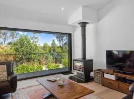 The Lakehouse, family friendly home with picturesque bush and lake views
