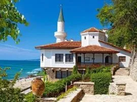 Deep Blue Horizon Studio By The Sea