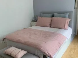 Chambre rose dans maison