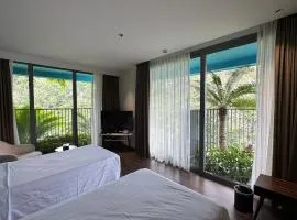 TheEmeraldHome-Flamingo Cat Ba-BeachFront-Bathtub