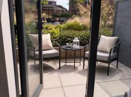 Hidden Gem with Private Patio in Springwell Gardens, Leeds Central, Sleeps 4