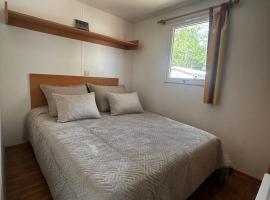 Petit coin de paradis avec spa privatif et piscine et accessoires rivière, hotelli kohteessa Pradons