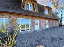 Das Reetdachhaus der Familie Sommer, hotel en Scheggerott