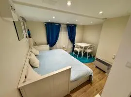 Studio cosy indépendant avec kitchenette et jardinet, proche Paris