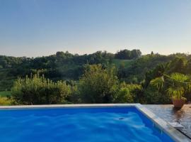 Wooden House with Pool near Zagreb by Destination Green Croatia โรงแรมในKupljenovo