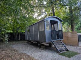 Roulotte enchantée, hotel sa Cornillé-les-Caves