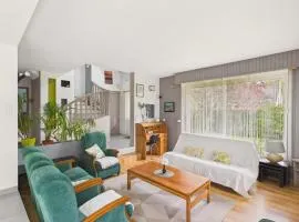 Maison tout confort pour 9, jardin arboré