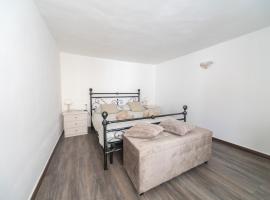 New Rustic Home on Lake Como, La casa del Borgo, Historic Village, hotel i Bellano