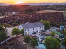 Expansive Wine Country Estate Pool Hot Tub Sleeps 20 Quiet Retreat: Sage şehrinde bir otel