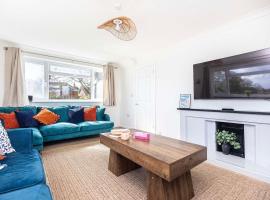 New Sleeps 12 and 4 mins to beach Large garden, hotel i Milford on Sea