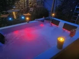 Jacuzzi privatif et diner aux chandelles & et nuit romantique avec petit déjeuner proche de Carcassonne