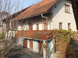 Sunny Hilltop Cottage - 42 km from Ljubljana、Šmartno pri Litijiのホテル
