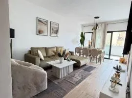 Stylish Apt Near City Center with Pool & Gym