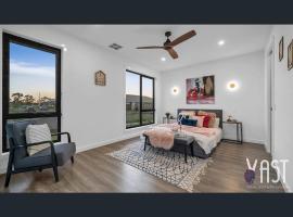 Cozy Private Room Family Home Close to Airport, hotel i Donnybrook