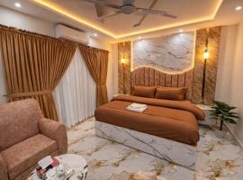 Premium Furnished Stay In Bahria Town, viešbutis mieste Lahoras