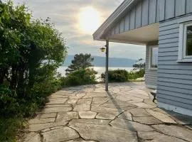 Pust Ut, Seaside cabin with fjord views & private terrace