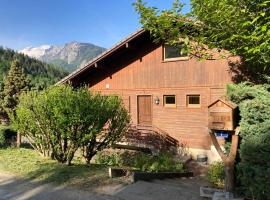 Chalet sur les hauteurs de Thones، فندق في تون