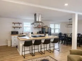 Charming Cottage with Fenced Backyard Pet Friendly