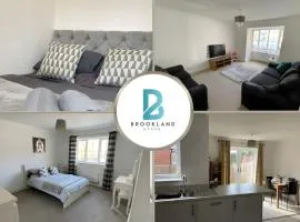 Furnished 4 BR House Parking, Wi-Fi, Kitchen