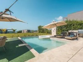 Bright villa w pool & outdoor grill u303