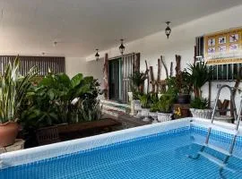 Cozy mountain jungle wood home with Kid Pool