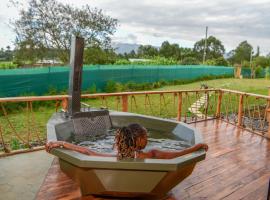 2BR Forest Cabin, Jacuzzi, Fireplace & Mt Kenya Views, Hotel in Naro Moru