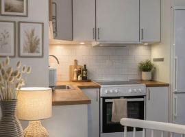 Stuga Tofta Gnisvärd nära strand cafe och minigolf, hotelli kohteessa Tofta